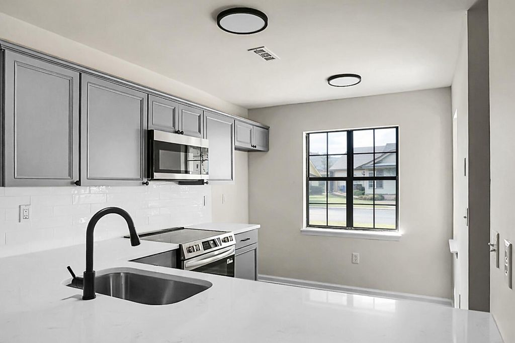 Image 6 of property listing at 7650 Oldridge Road, North Charleston, SC 29418