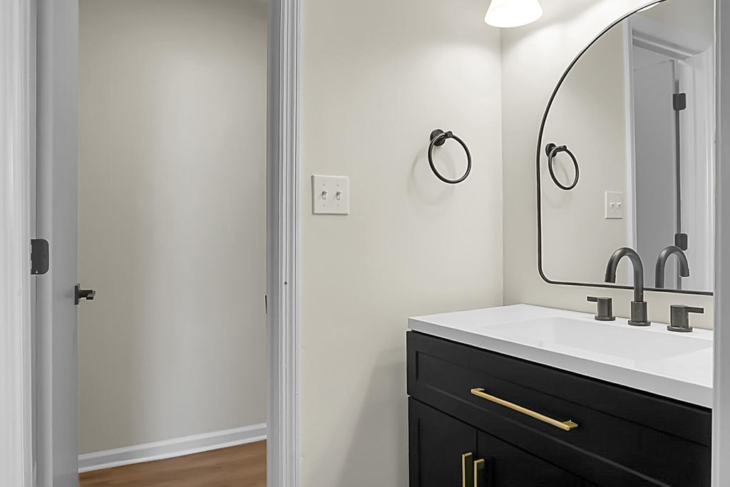 Image 9 of property listing at 7650 Oldridge Road, North Charleston, SC 29418