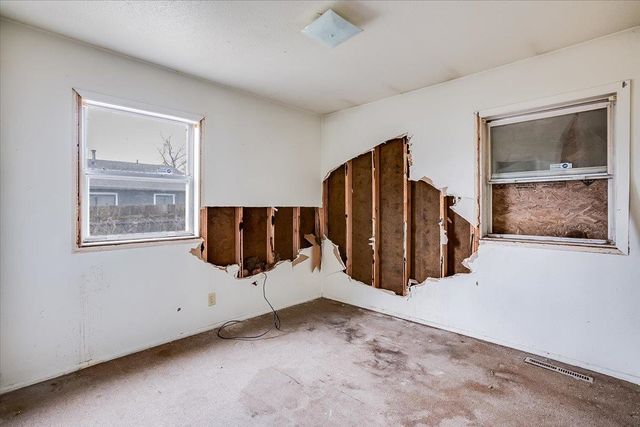 1607 E Del Mar St, Wichita, KS 67216