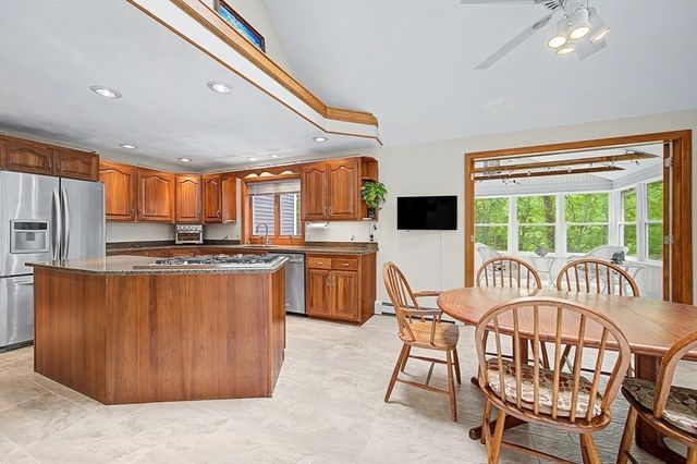 10 Benson Rd, Hopkinton, MA 01748