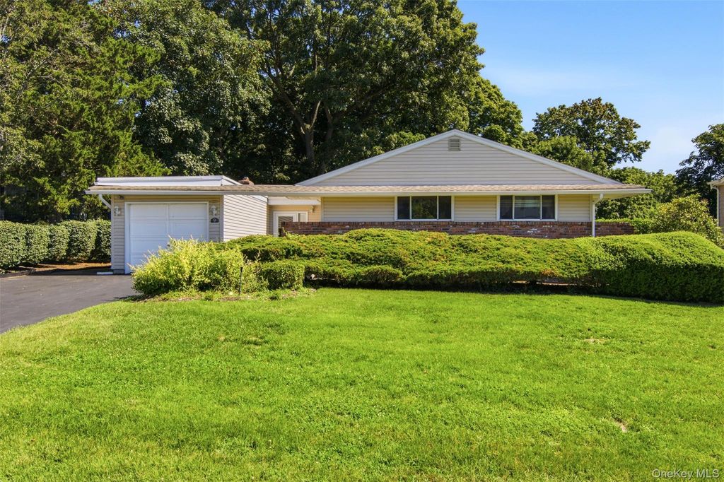 9 Bowman Lane, Kings Park, NY 11754