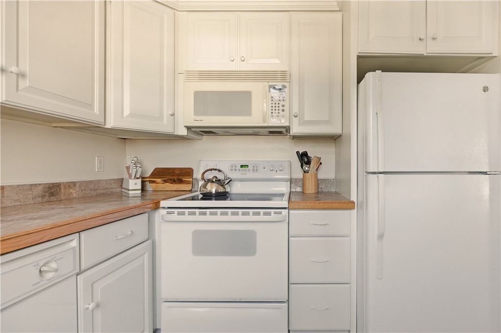 6 Restmere Terrace, Middletown, RI 02842