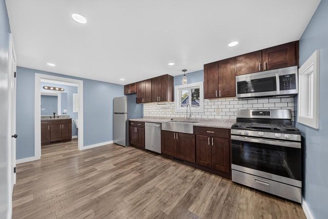 400 W 7TH AVENUE, Oshkosh, WI 54902