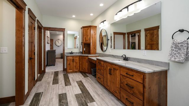 6209 Misty Waters Drive, Bismarck, ND 58503