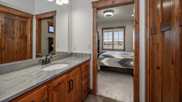 6209 Misty Waters Drive, Bismarck, ND 58503