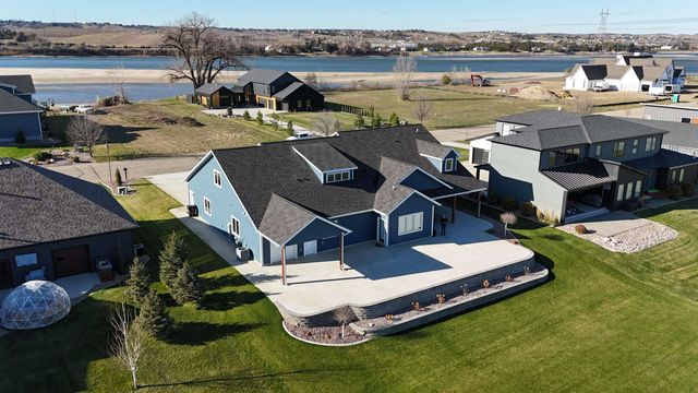 6209 Misty Waters Drive, Bismarck, ND 58503
