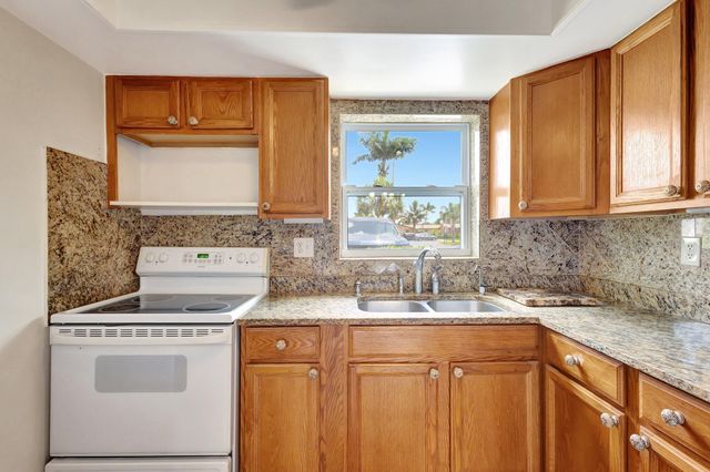2842 Crosley Drive W E, West Palm Beach, FL 33415