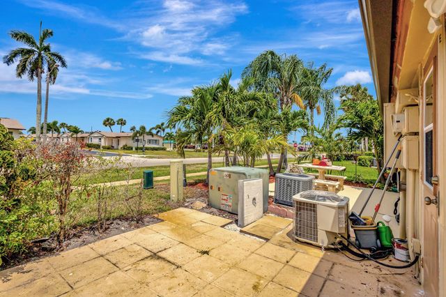 2842 Crosley Drive W E, West Palm Beach, FL 33415