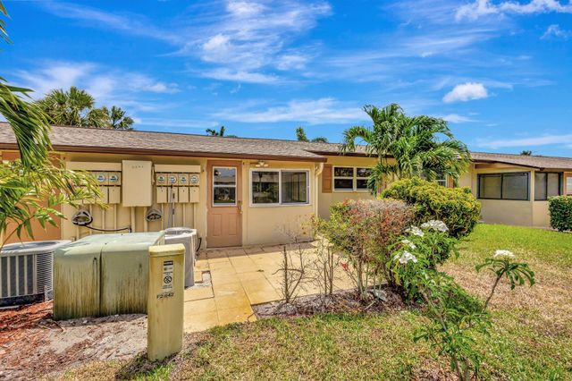 2842 Crosley Drive W E, West Palm Beach, FL 33415