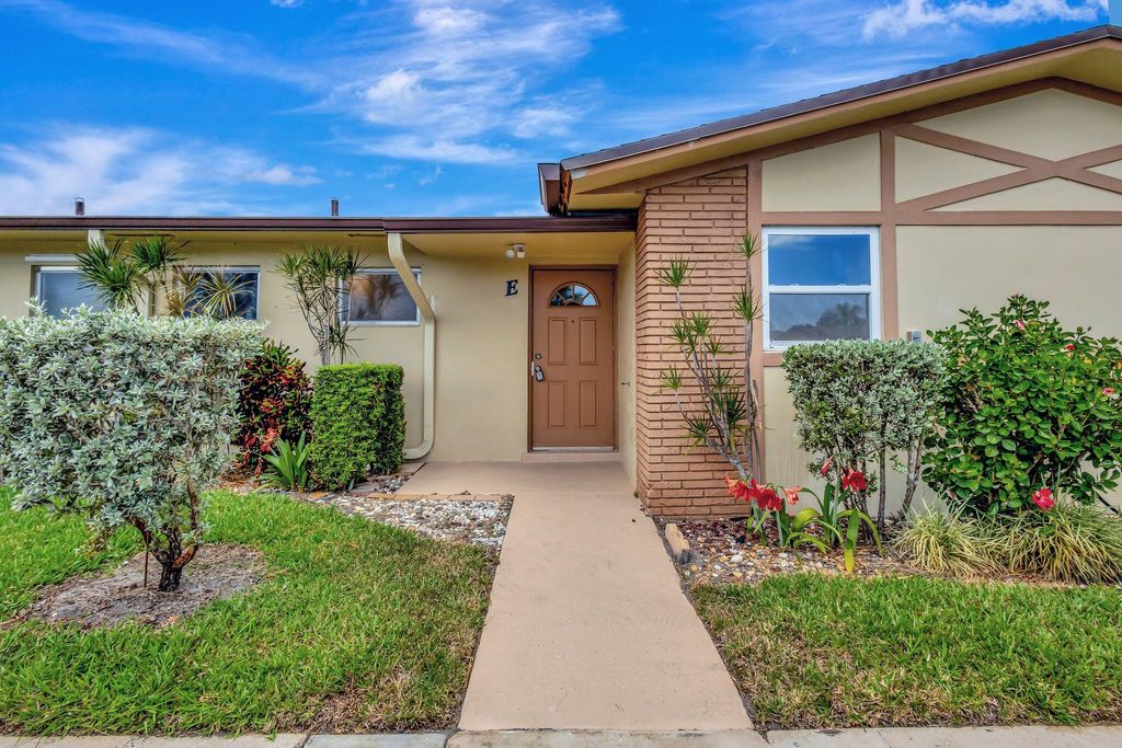 2842 Crosley Drive W E, West Palm Beach, FL 33415