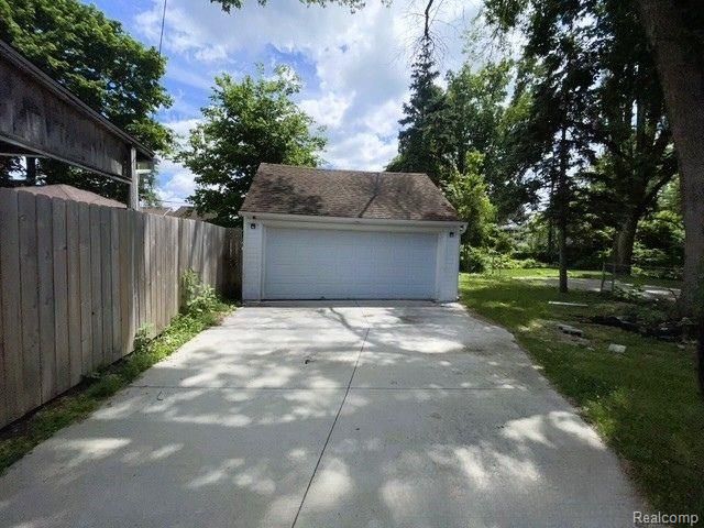 16842 Greenview Avenue, Detroit, MI 48219