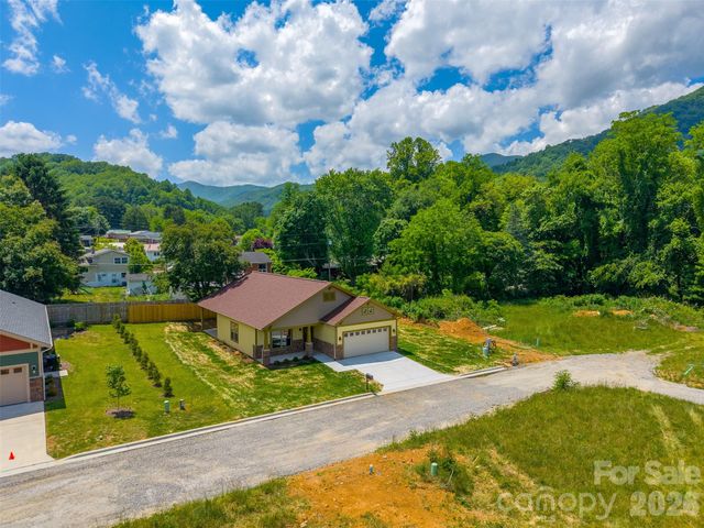 99 Junes Way, Waynesville, NC 28786