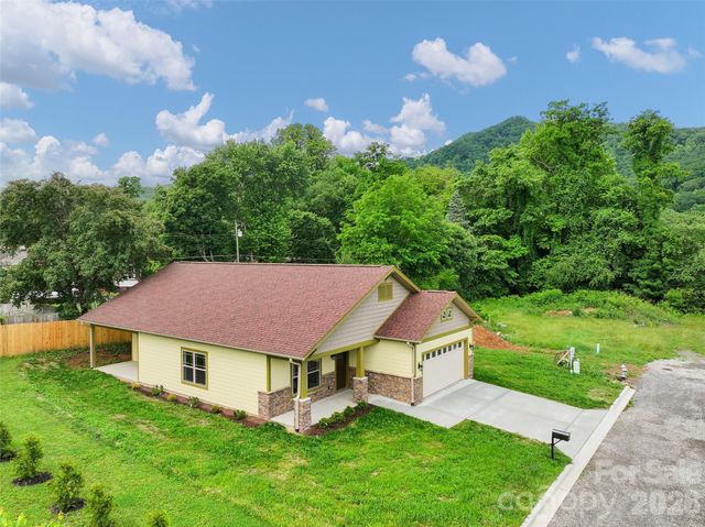 99 Junes Way, Waynesville, NC 28786