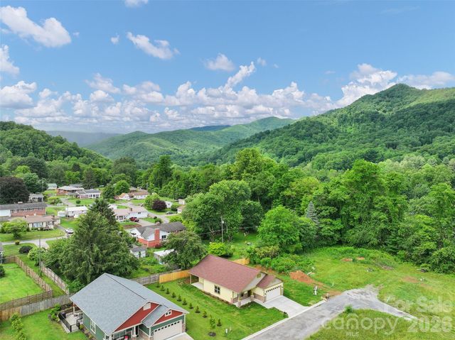 99 Junes Way, Waynesville, NC 28786