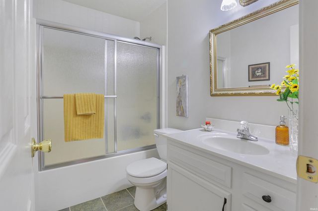 1726 Seasons Ridge Boulevard, Evansville, IN 47715