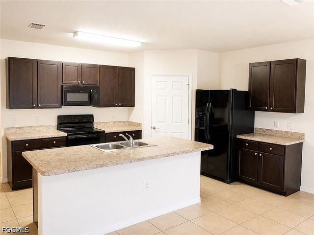 2625 Manzilla LN, Cape Coral, FL 33909