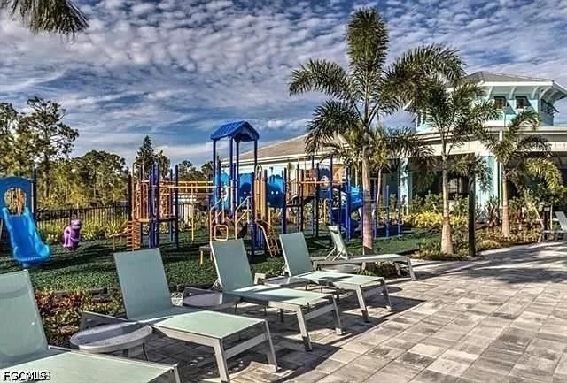 2625 Manzilla LN, Cape Coral, FL 33909