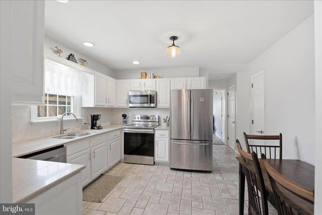 22 HILLCREST DR, Millersville, PA 17551