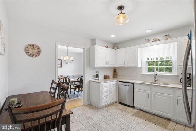 22 HILLCREST DR, Millersville, PA 17551