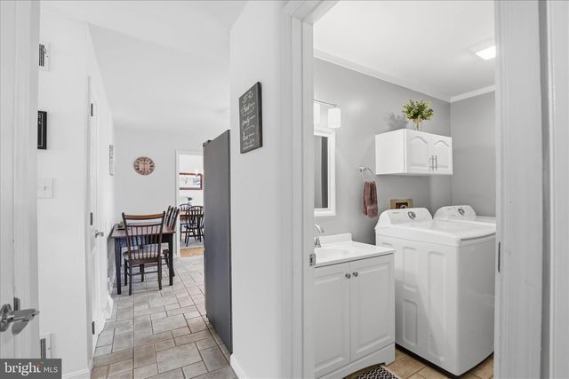 22 HILLCREST DR, Millersville, PA 17551