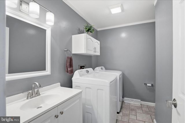 22 HILLCREST DR, Millersville, PA 17551