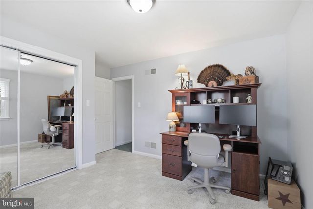 22 HILLCREST DR, Millersville, PA 17551