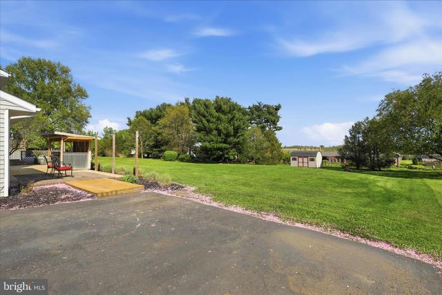 22 HILLCREST DR, Millersville, PA 17551