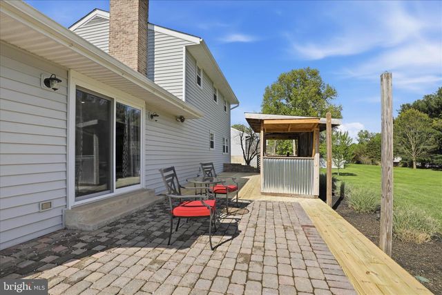 22 HILLCREST DR, Millersville, PA 17551