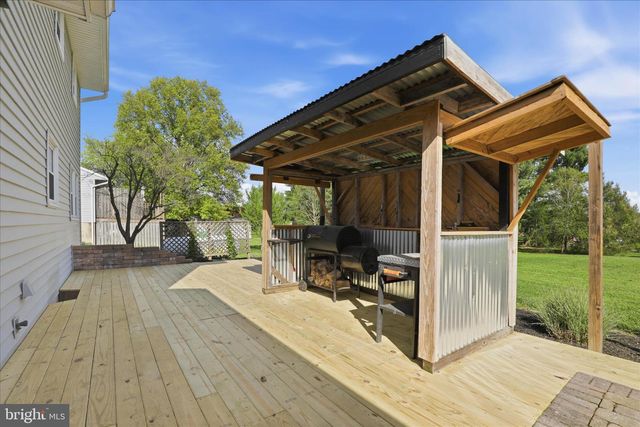 22 HILLCREST DR, Millersville, PA 17551