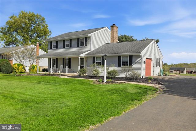 22 HILLCREST DR, Millersville, PA 17551