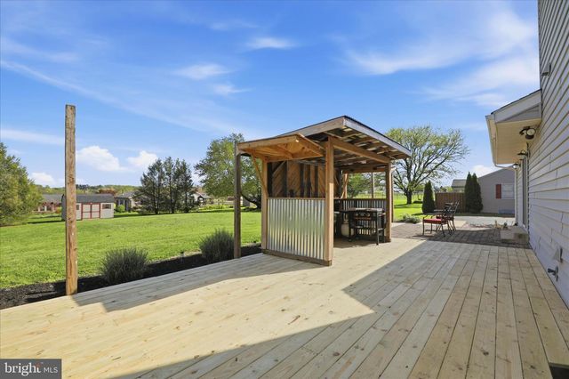 22 HILLCREST DR, Millersville, PA 17551