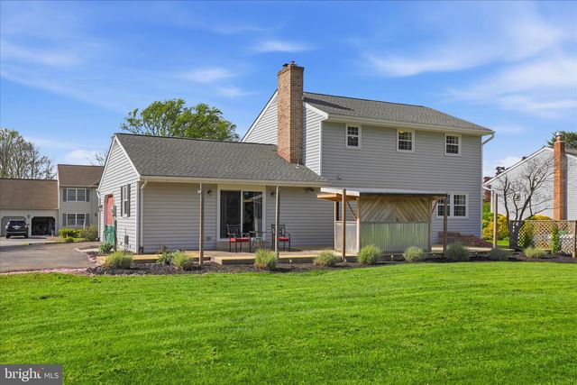 22 HILLCREST DR, Millersville, PA 17551