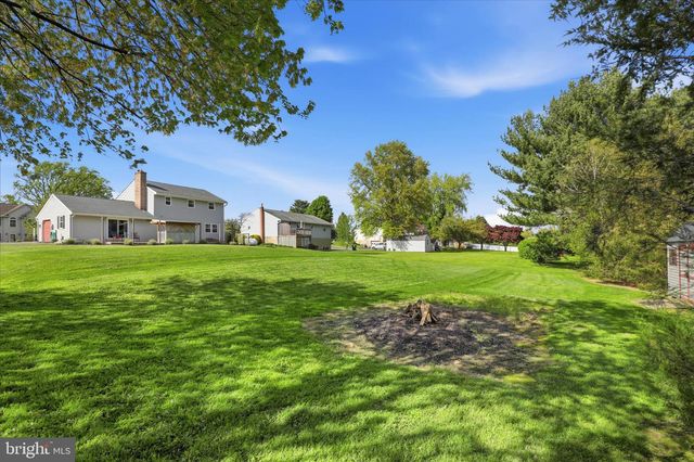 22 HILLCREST DR, Millersville, PA 17551