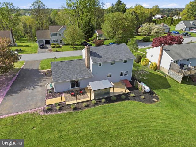 22 HILLCREST DR, Millersville, PA 17551
