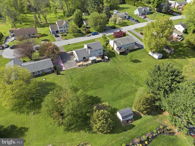 22 HILLCREST DR, Millersville, PA 17551