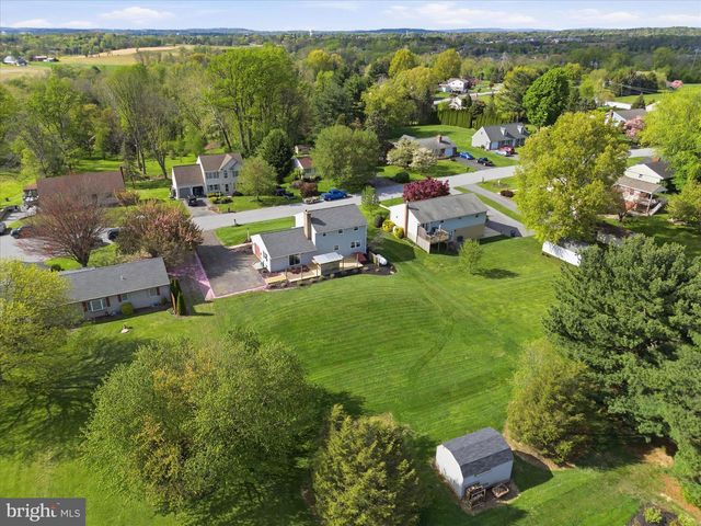 22 HILLCREST DR, Millersville, PA 17551