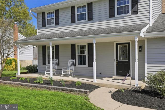 22 HILLCREST DR, Millersville, PA 17551