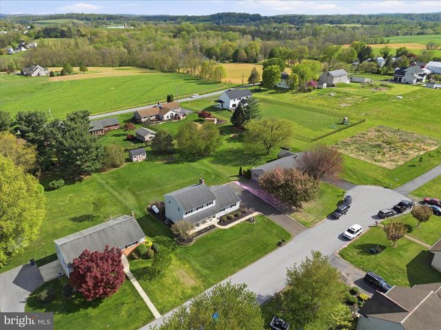 22 HILLCREST DR, Millersville, PA 17551
