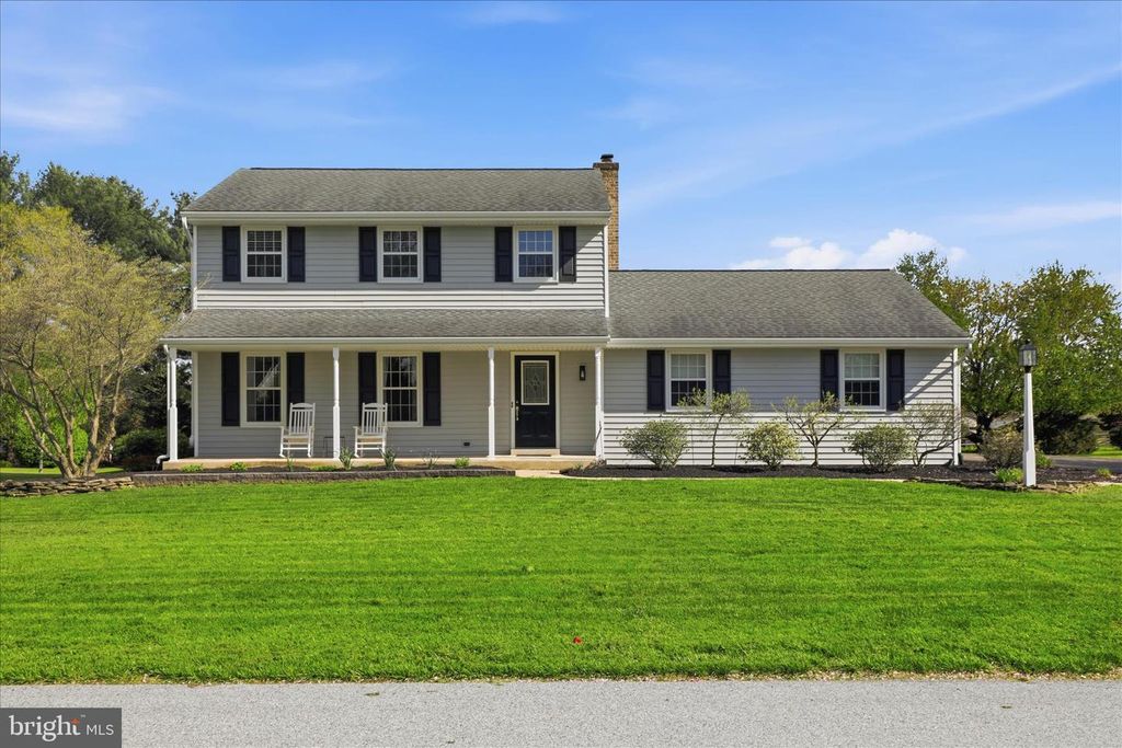22 HILLCREST DR, Millersville, PA 17551
