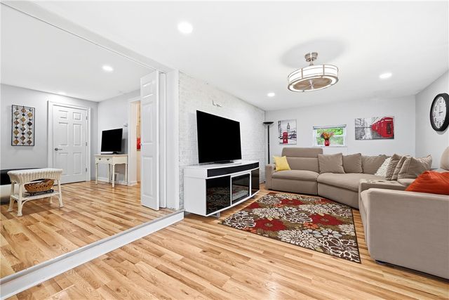 212 Richland Dr, Penn Hills, PA 15235