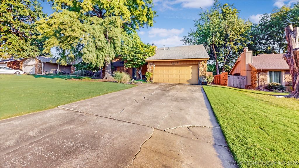 1013 W Queens Street, Broken Arrow, OK 74012