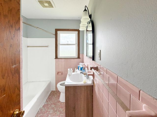1644 Woodbridge Street, Saint Paul, MN 55117