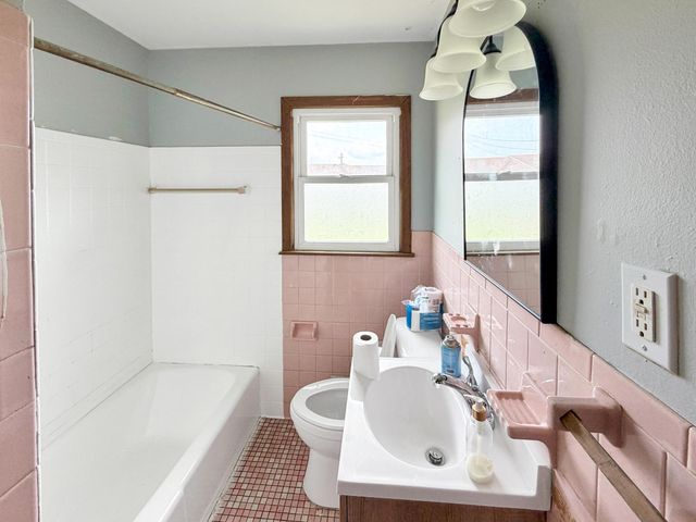 1644 Woodbridge Street, Saint Paul, MN 55117
