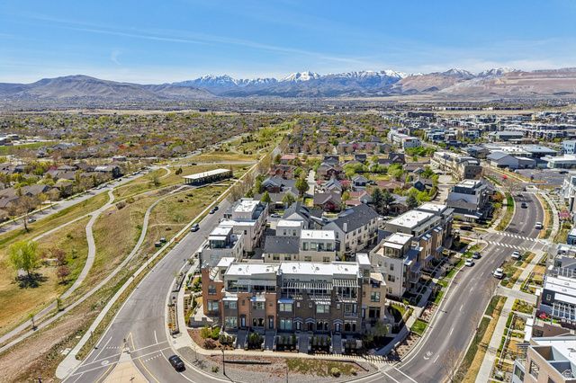 11271 S HIGH CREST LN, South Jordan, UT 84009
