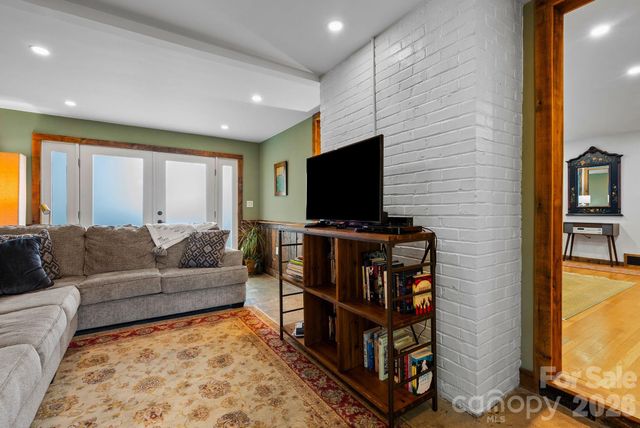 200 Aurora Drive, Asheville, NC 28805