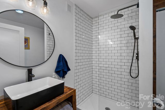 200 Aurora Drive, Asheville, NC 28805