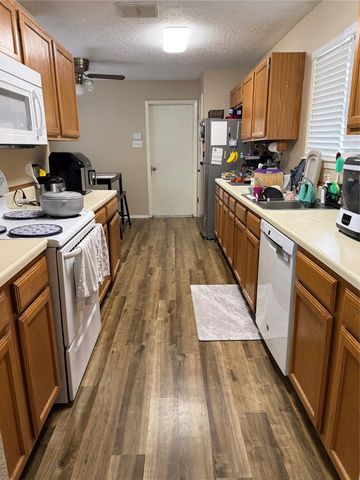 2920 Thistledown Drive, League City, TX 77573