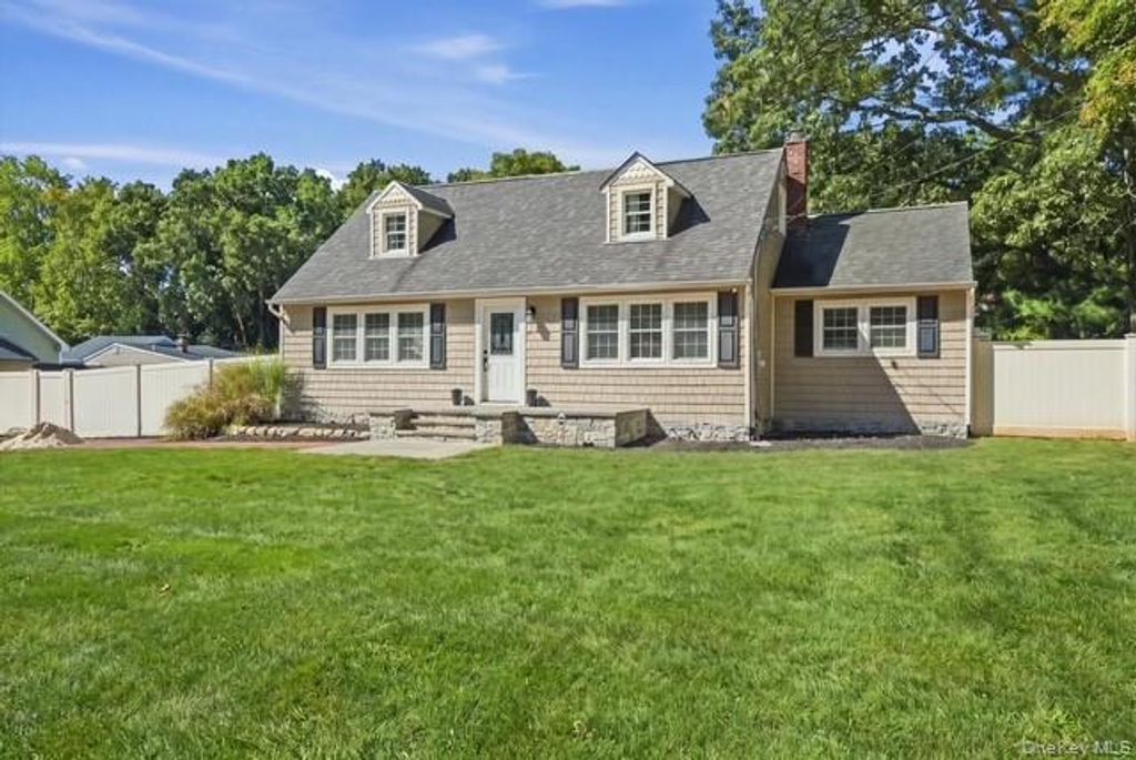 6 Hawk Road, Rocky Point, NY 11778 — photo 2