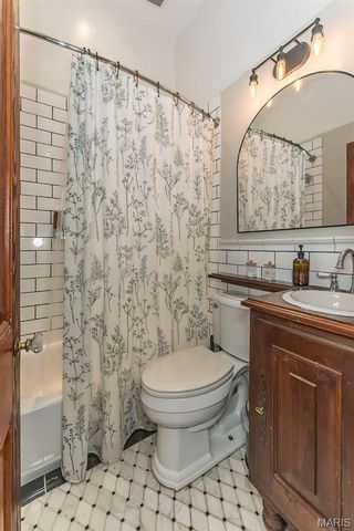 1411 N 2nd Street, St Charles, MO 63301