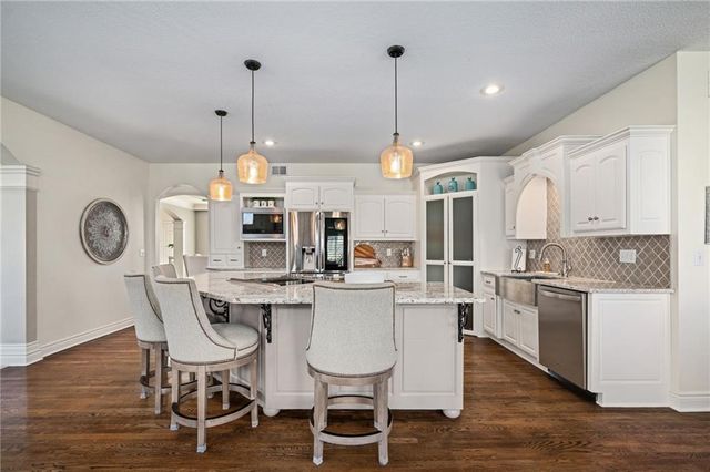 8926 Quail Ridge Lane, Lenexa, KS 66220